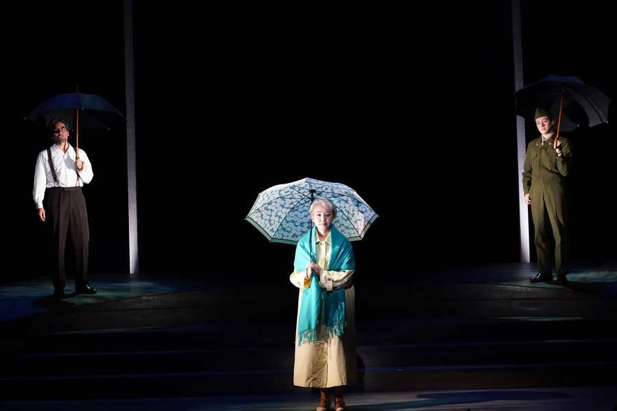 桂子、フランク、桂子の父・一安の3人から舞台がはじまる