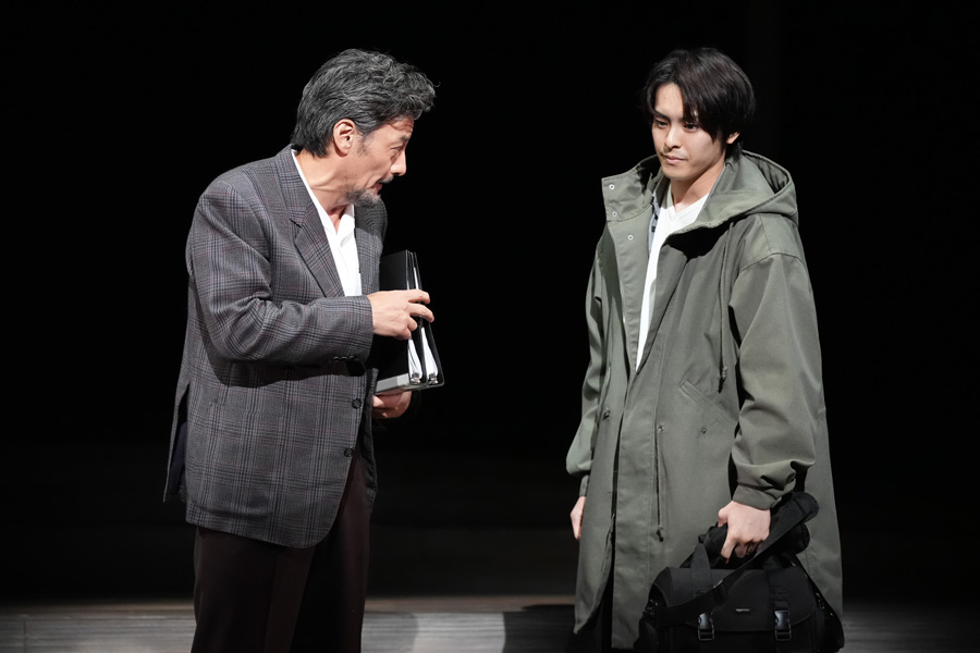 戦場ジャーナリストの柏木は編集長からある取材の依頼をうける